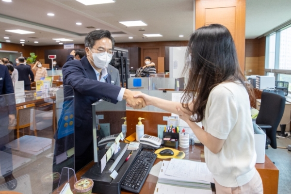 경기신용보증재단 찾은 김지사