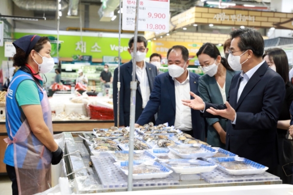 하나로마트에서의 김지사 모습.