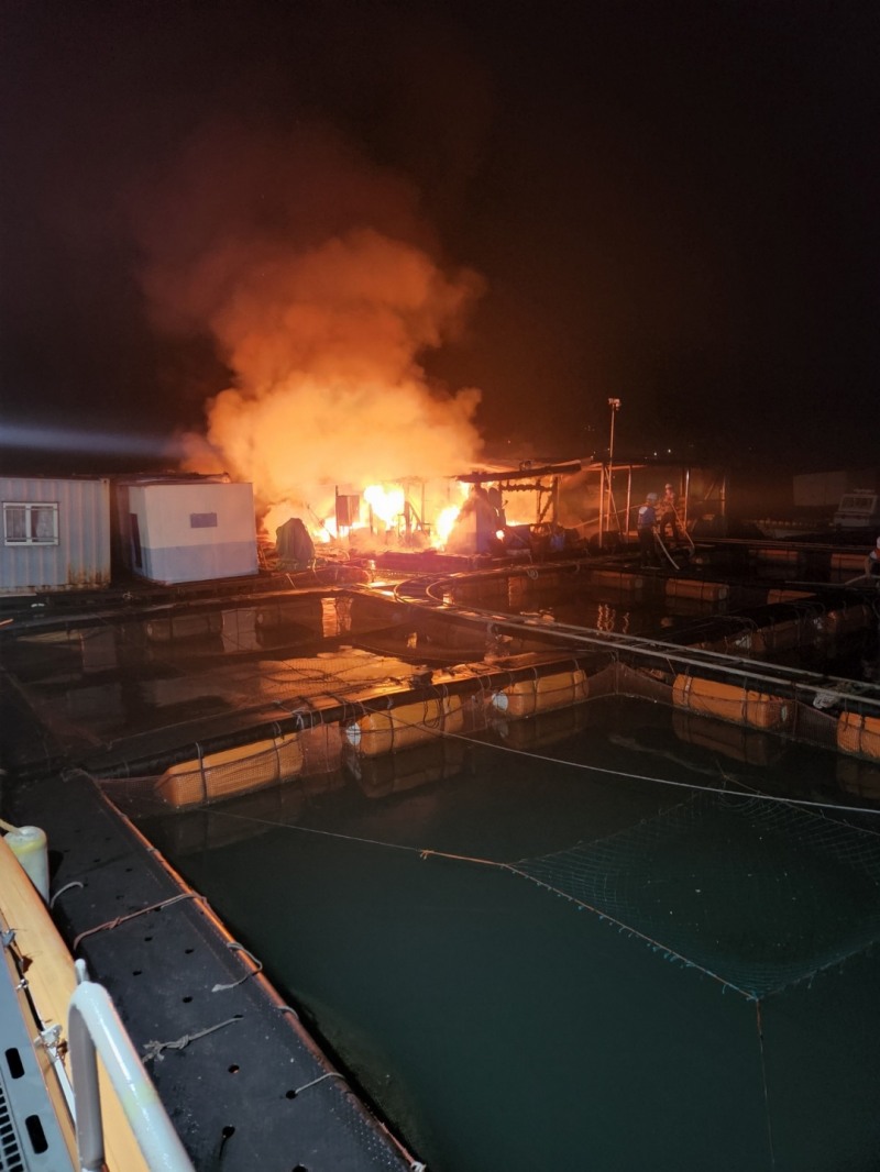 돌산 가두리 양식장 화재로 해양경찰이 화재진화에 나서고 있다. (사진제공 = 여수해양경찰서)