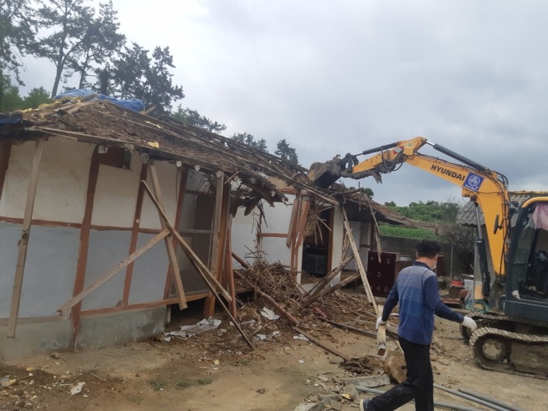 주거환경 개선 빈집 철거중인 모습 (사진제공 = 해남군)