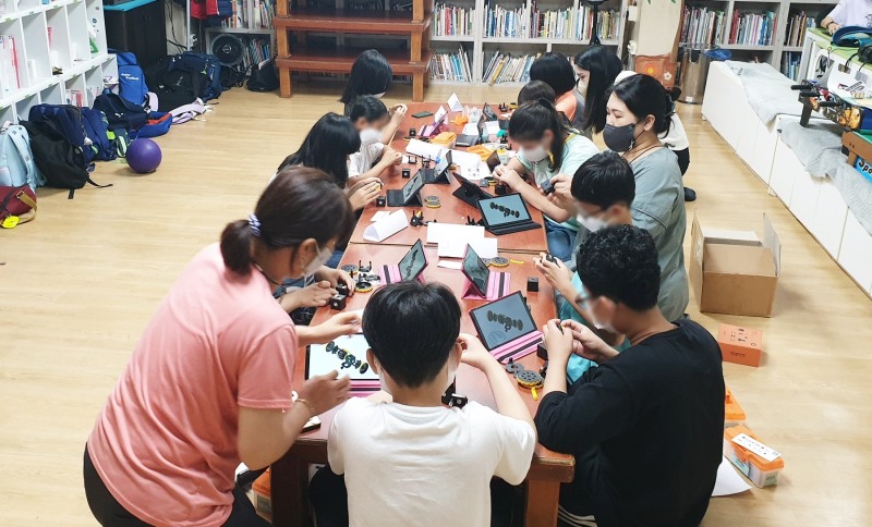 지역아동센터에서 코딩 수업을 받고 있는 지역 아동들 (사진제공 = 나주시)