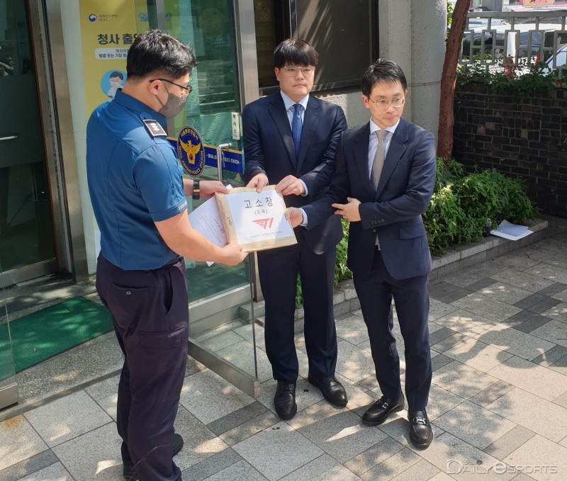 서울종로경찰서에 '페이커' 이상혁의 법률대리인 에이펙스가 고소장을 제출하고 있다.