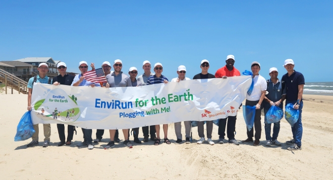 지난 11일(현지 시간), SK지오센트릭 나경수 사장(오른쪽에서 여섯 번째), SK지오센트릭 장남훈 패키징 본부장(왼쪽에서 두 번째), SKGC Americas 조민호 대표(왼쪽에서 여섯 번째), SKGC Americas 구성원들이 美 프리포트 공장 근처의 서프사이드 해변(Surfside Beach)에서 산해진미(山海眞美) 플로깅을 진행하고 기념사진 촬영을 하고 있다.