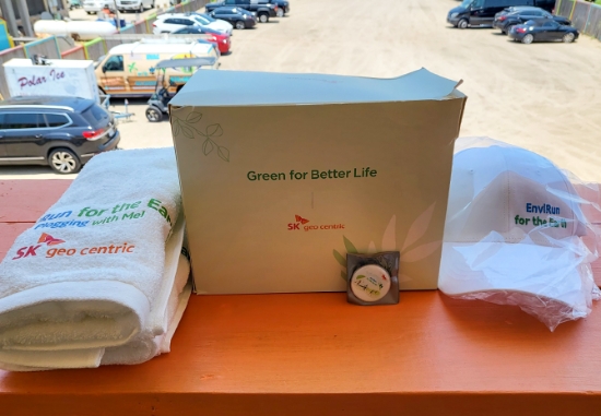 SKGC Americas가 산해진미(山海眞美) 플로깅 행사를 기념해 타월과 모자, 배지로 구성된 플로깅 세트를 준비했다.