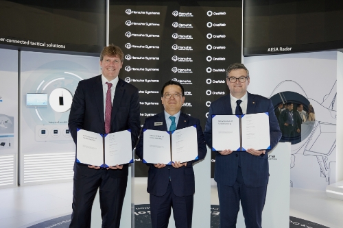 한화시스템-한화디펜스 호주법인-원웹은 지난 19일 ‘판버러 에어쇼 2022’ 전시 현장에서 ‘호주 군 위성인터넷 사업 참여 협력을 위한 3자 양해각서(MOU)’를 체결했다.(왼쪽부터) 닐 마스터슨(Neil Masterson) 원웹 CEO, 어성철 한화시스템 대표이사, 팀 픽포드(Tim Pickford) 한화디펜스 호주법인 사업개발∙전략 실장