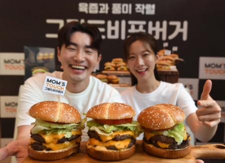 20일 서울시 강남구 역삼동에 위치한 맘스터치 랩(LAB) 가든역삼점에서 모델들이 ‘그릴드비프버거’를 선보이고 있다.