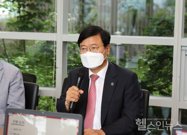 8일H+양지병원을방문한한림대학교강남성심병원이영구병원장이인삿말을하고있다.