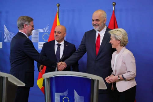 유럽연합(EU) 순회 의장국인 체코의 페트르 피알라 총리(왼쪽부터)와 디미타르 코바체브스키 북마케도니아 총리, 에디 라마 알바니아 총리, 우르줄라 폰데어라이엔 EU 집행위원장 등이 19일(현지시간) 공동 기자회견을 마친 후 인사를 나누고 있다. / 사진 제공 = 신화통신