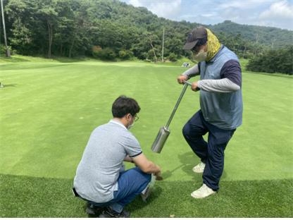 골프장 농약 잔류량 시료채취 모습 (사진제공 = 광주광역시)