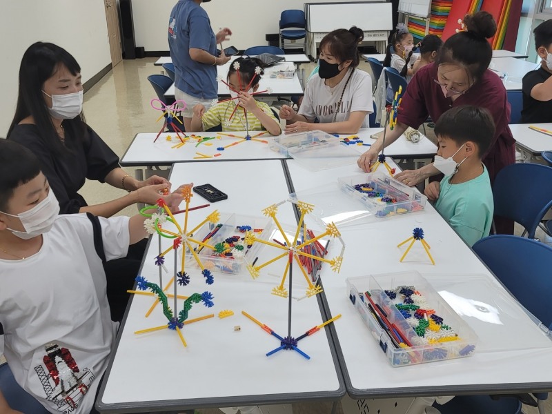 과학 교구를 활용한 창의력 학습 프로그램(케이넥스로 배우는 과학실험) 운영 모습 (사진제공 = 화순군)