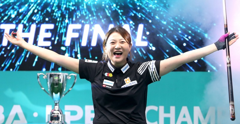 프로 첫 정상에서 환호하고 있는 김민아(사진=PBA)