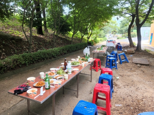 말벌 공격을 받은 산악회 회원들의 회식 장소