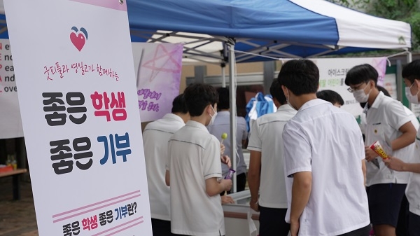 ‘영일 NIE’신문활용 동아리 학생들은 지난 14일 개최된 동아리 축제에서 아이스크림 판매 부스를 운영하고, 네팔의 취약계층 아동을 위해 수익금을 전액 후원했다.