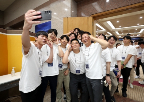 대우건설 백정완 대표이사가 하반기 신입사원들과의 대화를 통한 소통의 자리를 가지고 있다