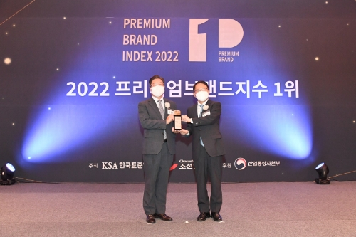 서울시 중구 소공동 롯데호텔에서 진행된 ‘1위인증수여식’에서 신한은행 안준식 부행장(왼쪽)과 한국표준협회 강명수 회장이 기념촬영 하는 모습. / 사진 제공 = 신한은행