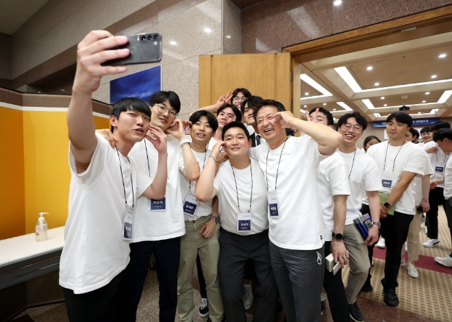 백정완 대우건설 대표이사(맨 앞줄 오른쪽)가 지난 19일 경기도 수원시 소재 인재원에서 열린 ‘신입사원과 함께 하는 한마음의 장’ 행사에서 신입사원들과 '셀카'를 찍고 있다. (사진 = 대우건설 제공)