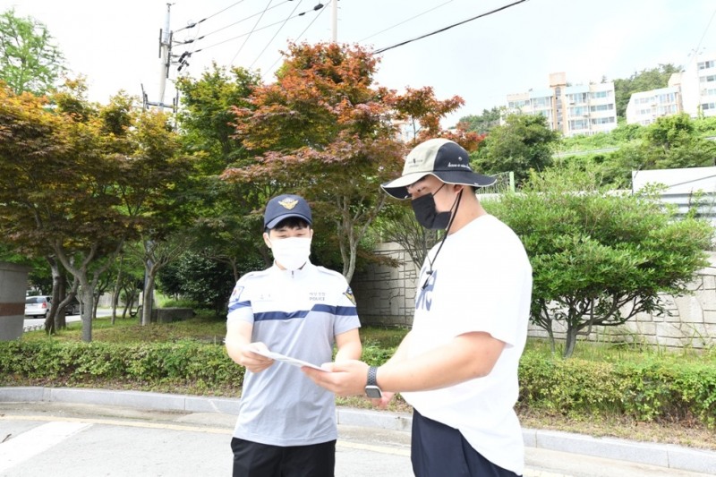 해양오염방제 소식지 '반하다'를 배부하는 모습 (사진제공 = 완도해양경찰서)
