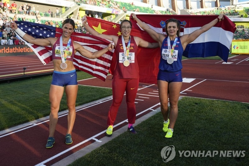 (유진 AP=연합뉴스) 21일(한국시간) 미국 오리건주 유진 헤이워드 필드에서 열린 2022 세계육상선수권 여자 원반던지기 메달리스트들이 세리머니를 하고 있다. 왼쪽부터 3위 얼먼, 1위 펑빈, 2위 퍼코비치.