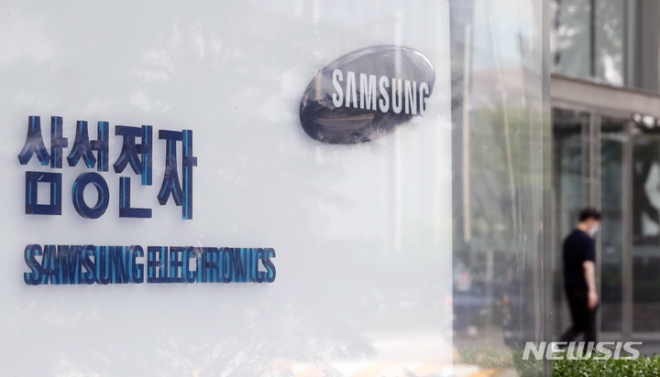 삼성전자가 2000억달러를 투자해 20년에 걸쳐 미국 텍사스주에 반도체 공장 11개를 짓는 방안을 추진하는 것으로 21일 알려졌다. 사진은 서울 서초구 삼성전자 사옥의 모습. (사진 = 뉴시스)