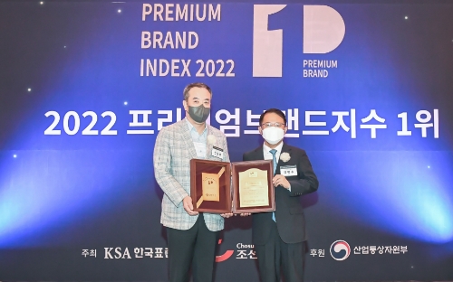 신한카드(사장 임영진)는 한국표준협회 주관 '2022 프리미엄브랜드지수(KS-PBI) 총 4개 부문에서 1위로 선정됐다고 22일 밝혔다. 시상식에 안중선 신한카드 부사장(왼쪽)과 강명수 한국표준협회 회장이 참석해 기념사진을 촬영하고 있다. / 사진 제공= 신한카드