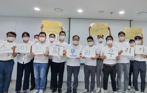 LG유플러스는 직원들의 원활한 소통을 위해 운영중인 사내 소통프로그램 ‘비빔밥’이 큰 호응을 얻고 있다고 밝혔다. 사진은 최근 비빔밥 프로그램에 참여한 LG유플러스 직원들이 함께 기념촬영 한 모습.