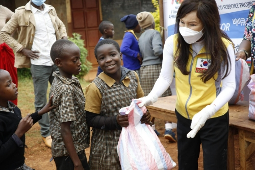 제너시스BBQ가 므랑가 카운티 지역에 코로나 구호 식량을 전달하고 있다. / 사진 제공 = BBQ치킨
