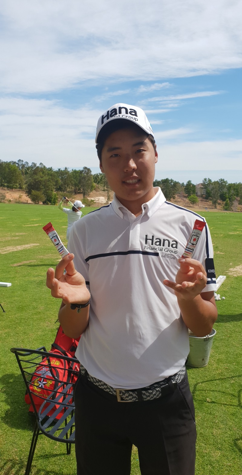 옥타미녹스를 들고 있는 이승민프로