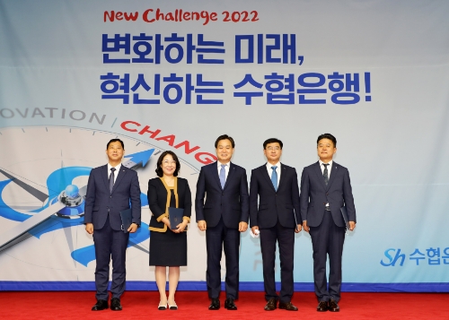 22일, 서울 송파구 수협은행 본점에서 열린 ‘2022년 제3차 수협은행 경영전략회의’에서 김진균 은행장(사진 가운데)이 별급 승진자들과 기념촬영을 하는 모습./ 사진 제공 = Sh수협은행