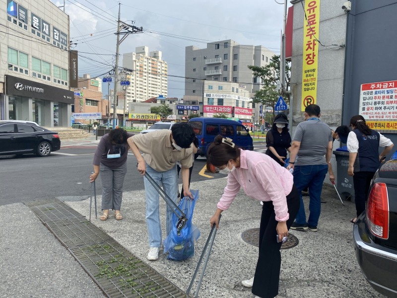 해남군청 직원들이 줍깅으로 깨끗한 거리 만들기에 참여하고 있다. (사진제공 = 해남군)