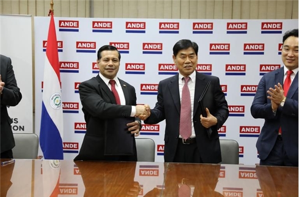 왼쪽 파라과이전력청(ANDE) 회장 페릭스 소사와 오른쪽 주식회사 커먼즈 파라과이 대표이사 이해석