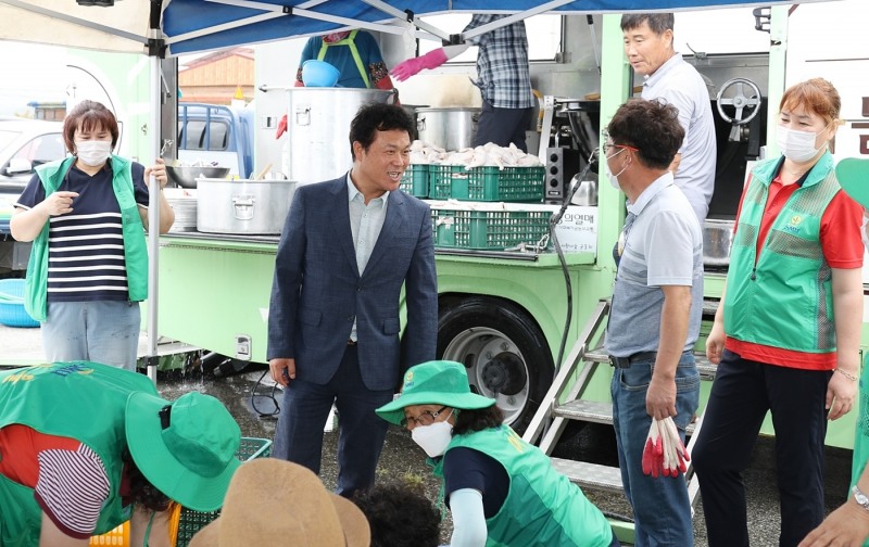 지난 21일 열린 사랑 愛 삼계탕 나눔 행사 모습 (사진제공 = 정읍시)