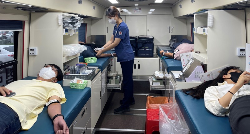 함평군 공무원과 군민들이 헌혈을 하는 모습 (사진제공 = 함평군)