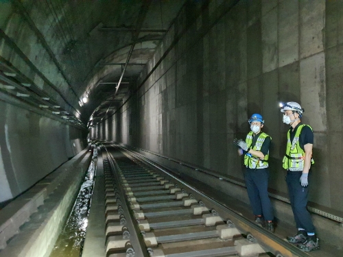 김일환 국토안전관리원 원장(오른쪽에서 첫 번째)이 정밀안전진단 현장을 살펴보고 있다./ 사진 제공 = 국토안전관리원