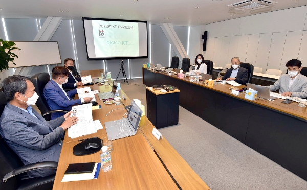 KT, '2022년 ESG 보고서' 발간…"투명 지배구조 활동 등 상세 수록"