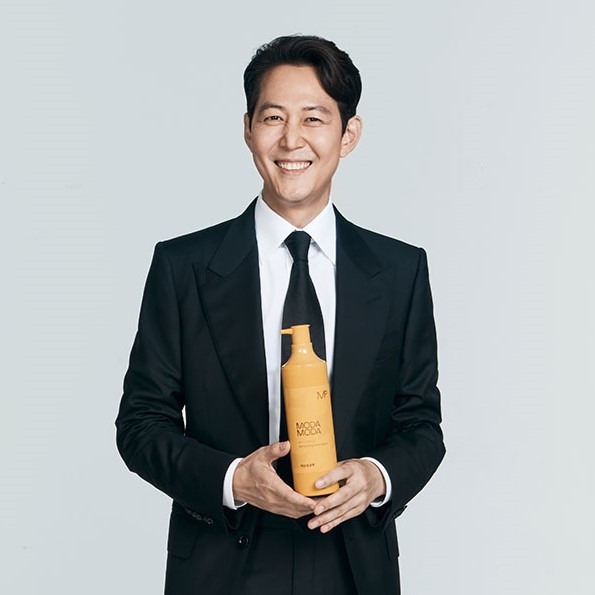 모다모다 전속 모델로 활동하고 있는 배우 이정재