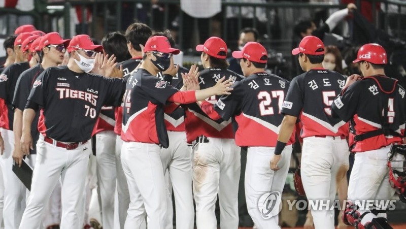 (부산=연합뉴스) 22일 부산 사직야구장에서 열린 프로야구 KIA 타이거즈와 롯데 자이언츠의 경기에서 5-2로 승리한 KIA 선수들이 기쁨을 나누고 있다.