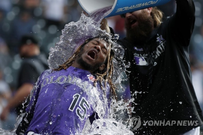 콜로라도 시절 끝내기 홈런을 친 후 축하의 물세례를 받고 있는 라이멜 타피아.