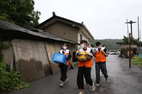 월드비전의 ‘꿈날개클럽 리더스’가 영월군에서 농촌봉사활동을 펼쳤다.(사진 제공 = 월드비전)