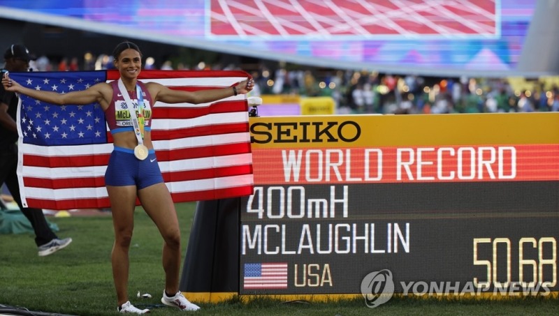 (유진 EPA=연합뉴스) 매클로플린이 23일(한국시간) 미국 오리건주 유진 헤이워드 필드에서 열린 2022 세계육상선수권 여자 400ｍ 허들 결선에서 50초68의 세계신기록을 세운 뒤, 기념 촬영을 하고 있다.