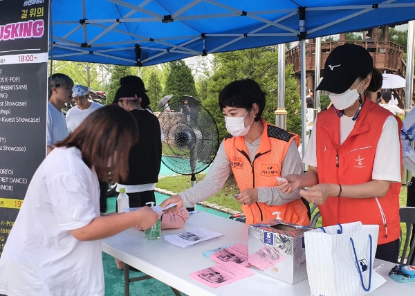홍천읍여성의용소방대원들이 지난 23일 홍천도시산림공원 토리숲에서 열린 문화예술공연에서 안내 및 안전도우미 봉사활동을 전개하는 모습.