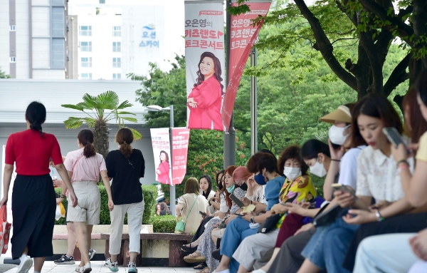 키즈랜드 토크 콘서트 행사장 앞에서 고객이 대기하는 모습