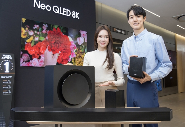 삼성전자 모델이 서울 논현동에 위치한 삼성 디지털프라자 강남본점에서 2022년 신제품 중 최상위 제품인 HW-Q990B를 소개하고 있다.