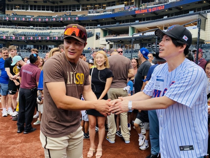 (뉴욕=연합뉴스) 22일(현지시간) 오후 미국 뉴욕시 시티필드에서 미국프로야구 뉴욕 메츠 주최로 열린 '2022 한국의 밤' 행사에서 샌디에이고 파드리스의 김하성과 배우 장혁이 인사를 나누고 있다.