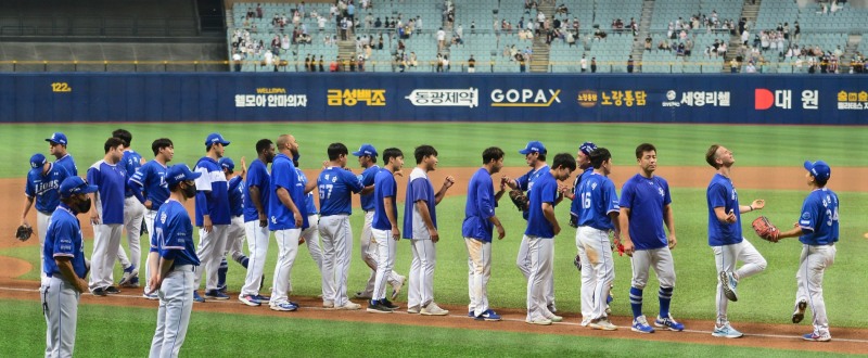 삼성이 24일 고척 원정경기에서 지긋지긋한 13연패를 벗은 뒤 자축하고 있다.[삼성 라이온즈 제공