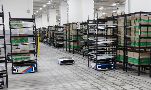 CJ대한통운이 풀필먼트센터에서 운영중인 첨단화·자동화 패키징 기술에 빅데이터 분석 역량을 결합하여 기술 수준을 업그레이드했다. 사진은 군포 풀필먼트센터의 AGV(Automated Guided Vehicle·고정노선 운송로봇)가 박스를 이송하는 모습 / 사진 제공 = CJ대한통운