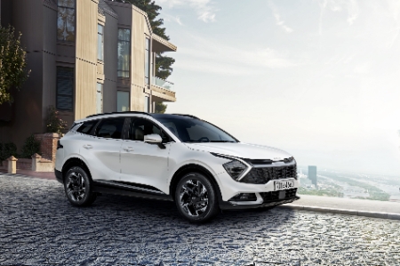 기아는 국내 준중형 SUV 스포티지의 연식변경 모델 ‘2023 스포티지’를 출시하고 26일(화)부터 판매에 돌입한다고 밝혔다. 2023 스포티지는 경제성이 뛰어난 LPi 엔진 탑재 모델을 선보이고, 고객들이 선호하는 편의사양을 기본화 한 것이 특징이다.