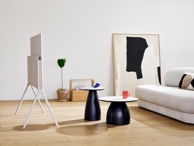 LG전자가 라이프스타일 TV 신제품 LG 올레드 오브제컬렉션 포제(Posé)를 27일 국내 출시한다. LG 올레드 오브제컬렉션 포제(Posé)가 인테리어와 조화를 이루며 배치돼 있는 연출 이미지.