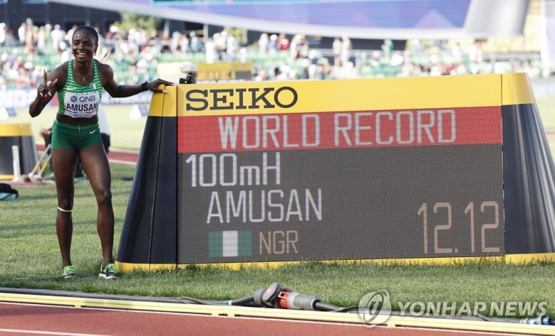 (유진 EPA=연합뉴스) 아무산이 25일(한국시간) 미국 오리건주 유진 헤이워드 필드에서 열린 2022년 세계육상선수권 여자 100m 허들 준결선에서 12초12의 세계 신기록을 세운 뒤, 기념 촬영을 하고 있다.