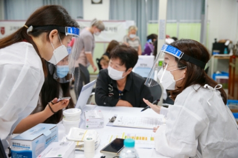 고려대의료원 의료진들이 우크라이나 피난 고려인들을 대상으로 의료지원을 펼치고 있다.