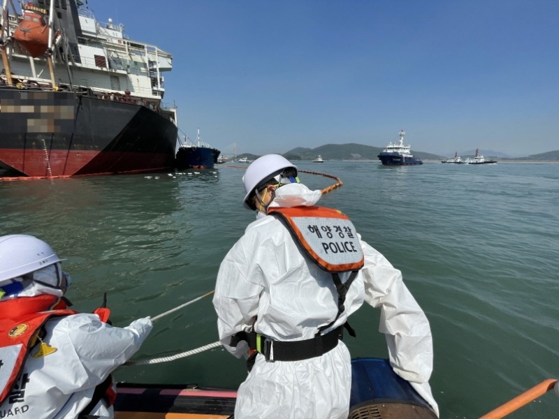선박에 기름공급중 기름이 넘쳐 해양오염 발생하여 해양경찰이 오일펜스를 설치중이다. (사진제공 = 여수해양경찰서)